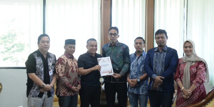 Ketua KPU Kota Palu Temui Wali Kota Serahkan Laporan Tahapan Pilkada Serta Paparkan Inovasi Demokrasi