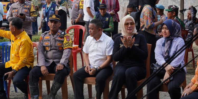 Wali Kota Palu Serahkan Bantuan Untuk Korban Banjir Desa Limboro Donggala