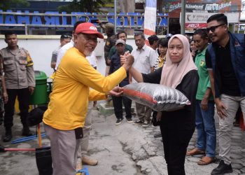 Pemkot Palu Serahkan Bantuan Alat Kebersihan Kepada Padat Karya Kelurahan Lolu Utara
