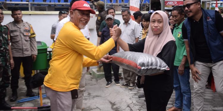 Pemkot Palu Serahkan Bantuan Alat Kebersihan Kepada Padat Karya Kelurahan Lolu Utara