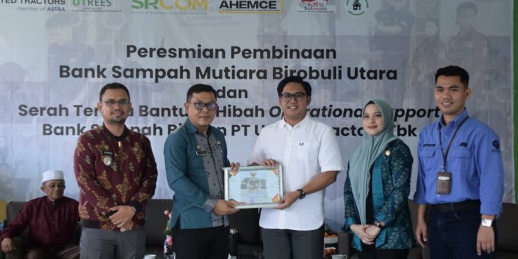 Kadis DLH Serahkan Bantuan Hibah Operational Support PT. PT. United Tractors Tbk Cabang Palu Kepada Bank Sampah Mutiara