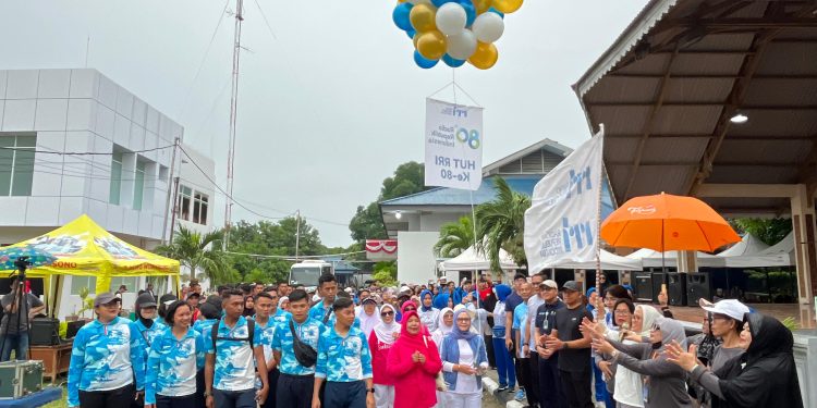 Sekda Kota Palu Secara Resmi Melepas Peserta Jalan Santai RRI Fest 2025