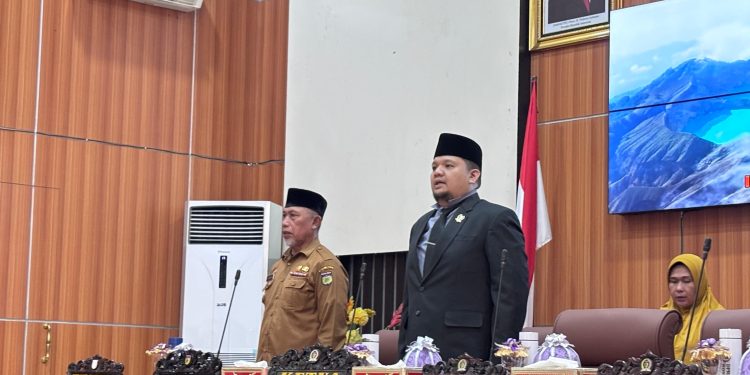 Asisten I Setda Kota Palu Hadiri Rapat Paripurna DPRD Pembahasan Ranperda Kode Etik dan Tata Beracara Badan Kehormatan