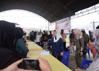 Wawali Imelda Membuka Pasar Murah di Kelurahan Talise Valangguni