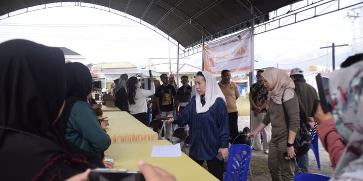 Wawali Imelda Membuka Pasar Murah di Kelurahan Talise Valangguni