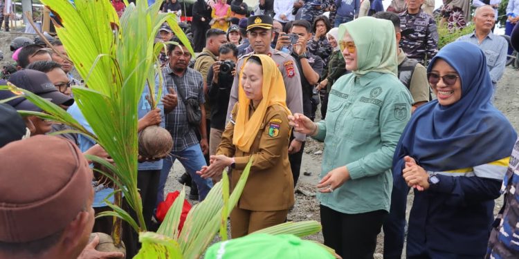 Wawali Imelda Hadiri Penyerahan Bansos dan Penyuluhan Kesehatan Dari Satgas Operasi Trisila Ke-25