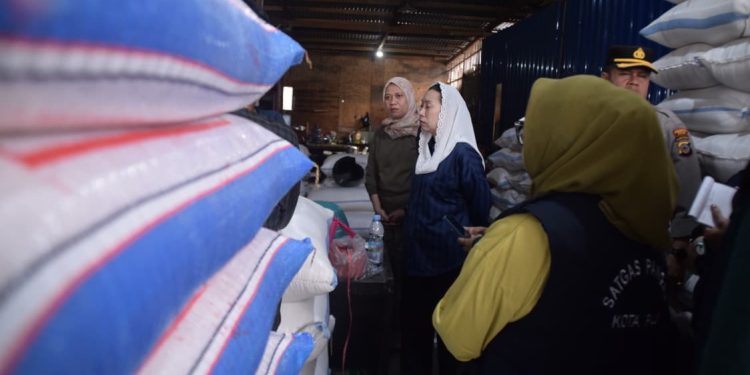 Wawali Imelda Bersama Satgas Pangan Sidak Distributor Beras di Pasar Masomba Palu