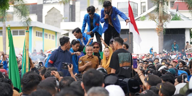 Wali Kota Palu Melebur Bersama Massa Demonstarn Mahasiswa dan Ojol, Komitmen Lakukan Perubahan Untuk Kota Palu