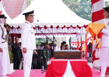 Wali Kota Palu Pimpin Upacara Penurunan Bendera Merah Putih Peringatan HUT Ke-80 Proklamasi RI