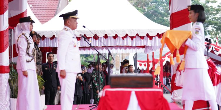 Wali Kota Palu Pimpin Upacara Penurunan Bendera Merah Putih Peringatan HUT Ke-80 Proklamasi RI