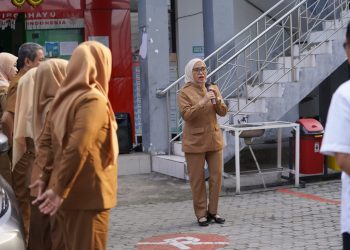 Sekda Kota Palu Pimpin Apel Pagi Dinas Dukcapil, Serukan Perubahan Paradigma Pelayanan