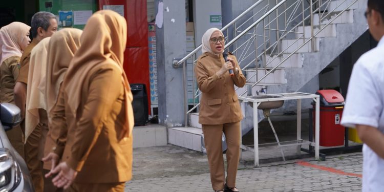 Sekda Kota Palu Pimpin Apel Pagi Dinas Dukcapil, Serukan Perubahan Paradigma Pelayanan