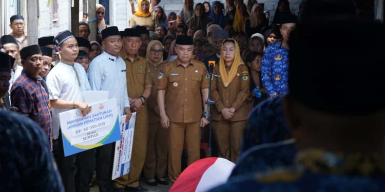 Wali Kota Palu Pimpin Upacara Pemakaman Almarhum Mirfan