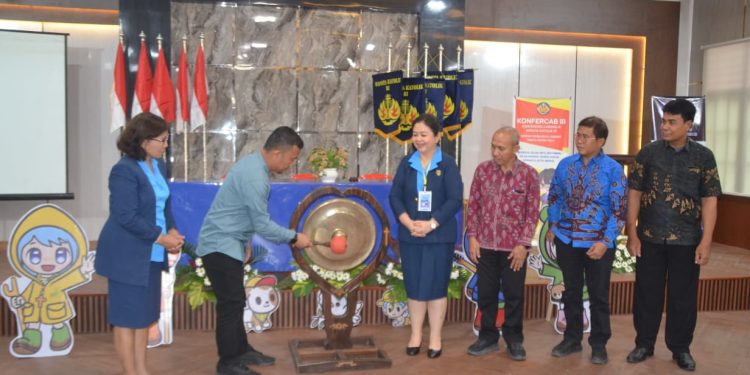 Plt. Asisten Perekonomian dan Pembangunan Membuka Konfrensi Ke-3 WKRI Cabang Palu