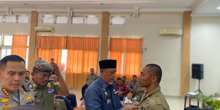Asisten Pemerintahan dan Kesra Tutup Pelatihan dan Peningkatan Kemampuan Anggota Satpol PP Kota Palu Tahun 2025