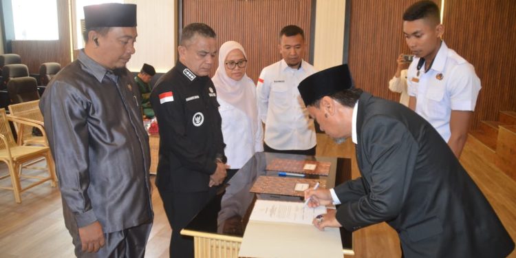 Wali Kota Lantik dan Kukuhkan Muhammad Nur Linggulembah Sebagai Dewas Perumdam Avo Kota Palu Periode 2025-2029