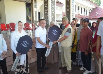 Wali Kota dan Wakil Wali Kota Palu Menyerahkan 2 Unit Ambulance Untuk Kelurahan Lolu Utara dan Tatura Utara