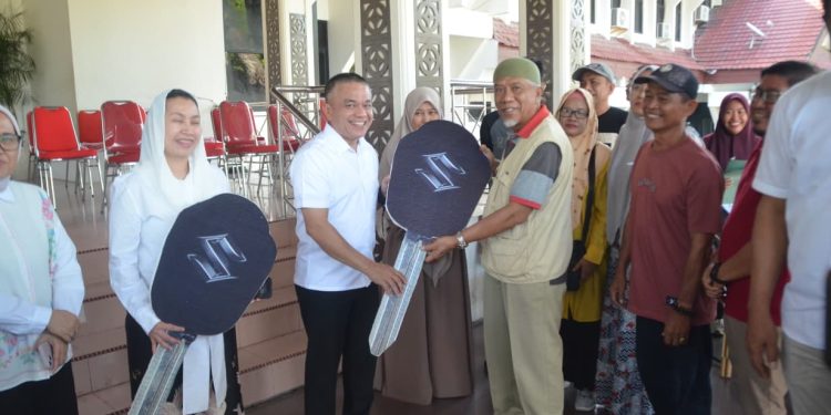 Wali Kota dan Wakil Wali Kota Palu Menyerahkan 2 Unit Ambulance Untuk Kelurahan Lolu Utara dan Tatura Utara