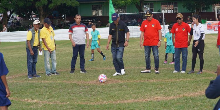 Kadispora Kota Palu Secara Resmi Membuka Turnamen Mini Soccer U-12 se-Kecamatan Tawaeli
