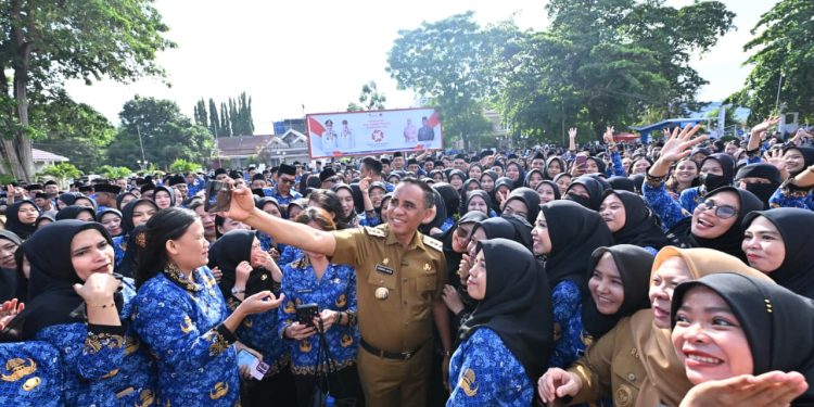 Gubernur Anwar Hafid Serahkan 1.103 SK Pengangkatan PPPK Tahap II