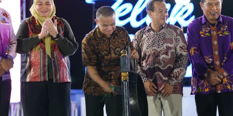 Wali Kota Palu Hadiri Penutupan Festival Teluk Lalong 2025