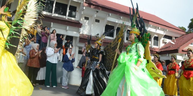 Wawali Imelda Melepas Peserta Lomba Busana Karnaval dan Pawai Budaya Nusantara