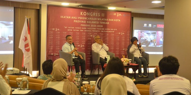 Wali Kota Palu Menjadi Narasumber Pada Kongres II IAP Sulteng