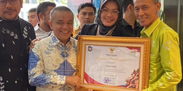 Pemkot Palu Terima Penghargaan Percepatan Penurunan Stunting Dari Mendagri RI