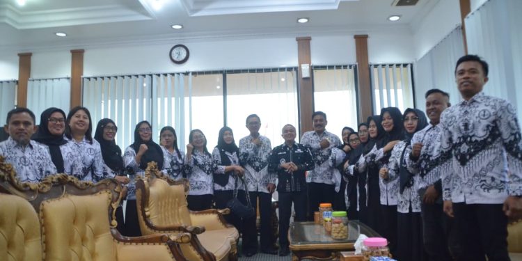 Jelang Peringatan HUT ke-80, Pengurus PGRI Cabang Palu Silaturahmi Bersama Wali Kota