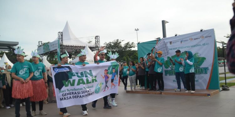 Kadis Kesehatan Kota Palu Lepas Peserta Fun Walk Festival Palu Sehat