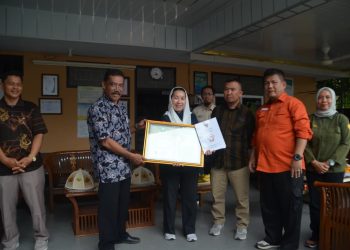Wawali Imelda Serahkan Sertifikat IG kepada MPIG Bawang Goreng Palu