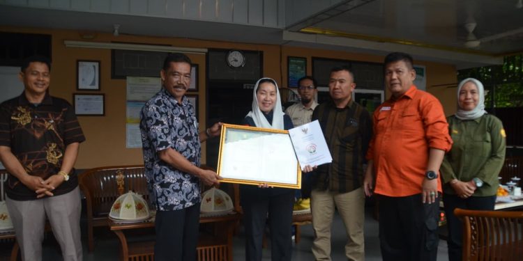 Wawali Imelda Serahkan Sertifikat IG kepada MPIG Bawang Goreng Palu