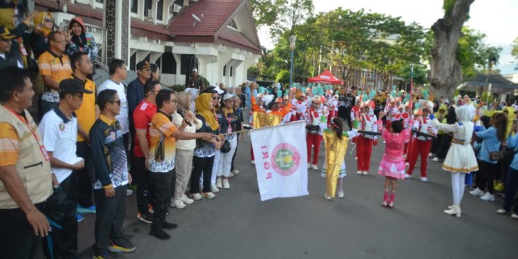Jelang HUT Ke-80 PGRI dan HGN 2025, Kadisdik Kota Palu Lepas Peserta Jalan Sehat Guru