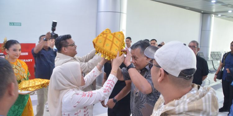 Sekda Irmayanti Sambut Kedatangan Dua Wamen di Bandara Mutiara SIS Al-Jufri Palu