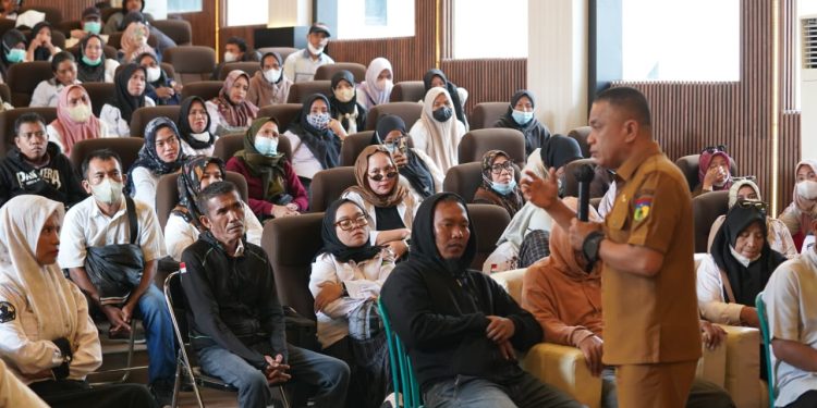 Ratusan Tenaga Honorer Gelar Aksi Demo di Kantor Wali Kota Palu