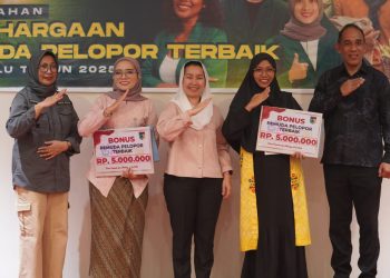 Wawali Imelda Serahkan Penghargaan Pemuda Pelopor Terbaik Kota Palu