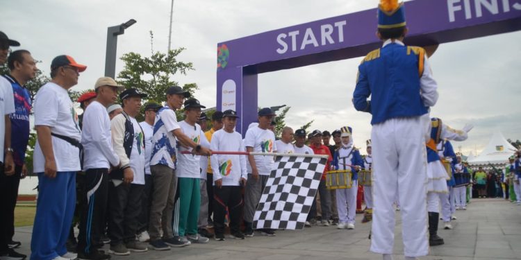 Kadis Kesehatan Kota Palu Melepas Peserta Jalan Sehat Peringatan Milad Ke-113 Muhammadiyah Sulteng