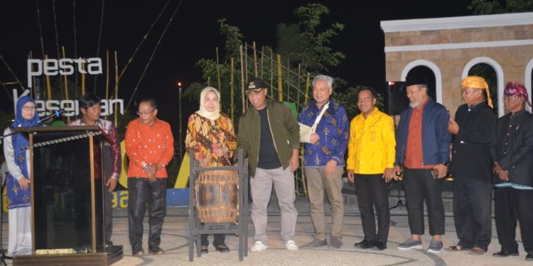 Asisten III Setda Kota Palu Secara Resmi Membuka Pesta Kesenian Balaroa Tahun 2025