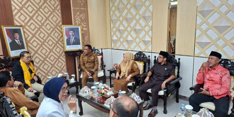 Asisten I Setda Kota Palu Hadiri Penyambutan Menteri Kebudayaan RI di Bandara Internasional Mutiara Sis Al-Jufri Palu