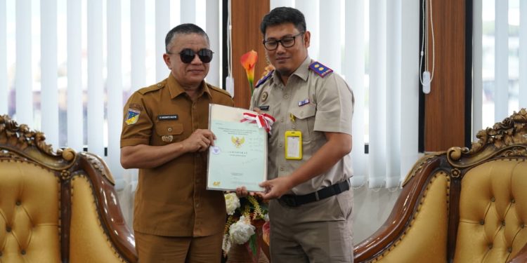 Wali Kota Terima Sertifikat Aset Pemkot Dari BPN Kota Palu